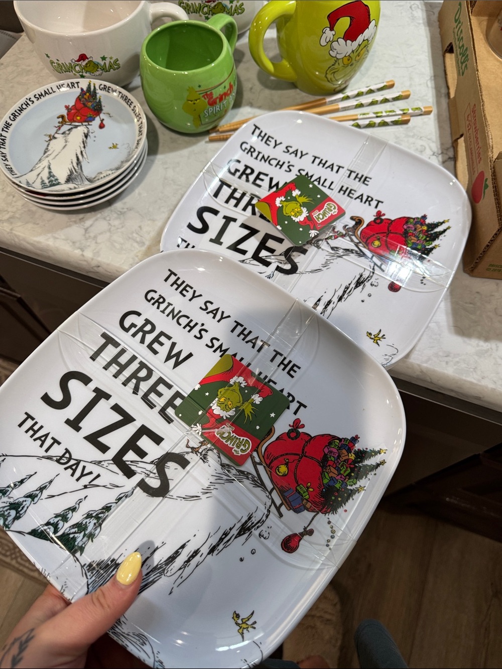 Two sets of grinch plates 8 total